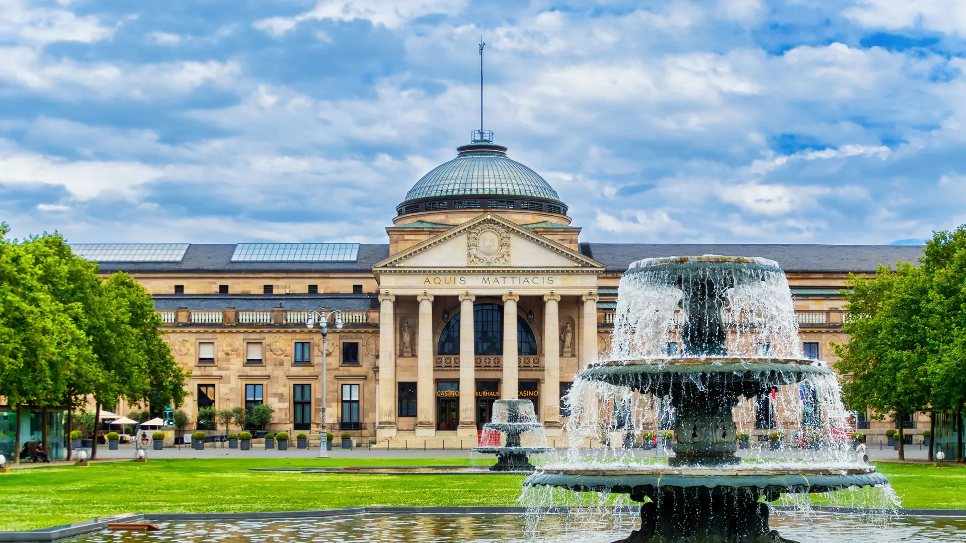 Das Kurhaus Wiesbaden mit Kuppel und dem Brunnen auf dem Bowling Green